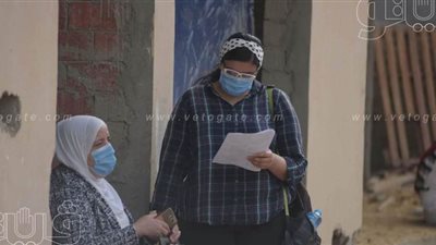 تعقيم الطلاب وفحصهم بالأجهزة الحرارية قبل دخول لجنة امتحان جمال عبدالناصر بالدقي