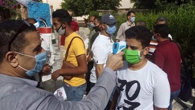 كاشفات حرارة وبوابات تعقيم أثناء دخول طلاب الثانوية للامتحان بالوادي الجديد | صور