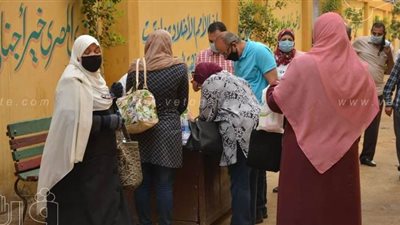 فحص المراقبين بالأجهزة الحرارية قبل دخول لجان الثانوية العامة | صور