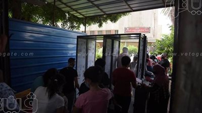 زحام وغياب للمسافات وتدافع بين طلاب الثانوية العامة قبل إغلاق اللجان | صور