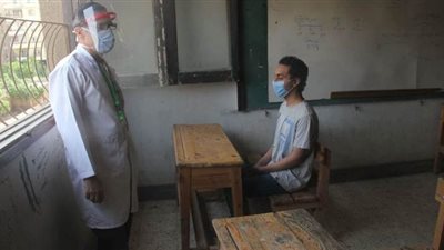 طالب ثانوية أزهرية يؤدي امتحان الفقه بلجنة عزل بعد الاشتباه في إصابته بكورونا