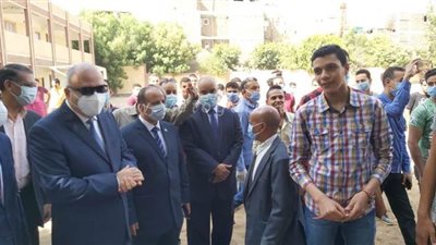 طلاب الثانوية العامة بدون كمامات أمام لجان قنا | صور