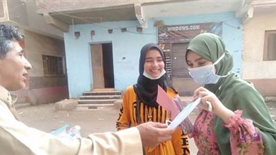 شباب قرية في طوخ يوزعون الكمامات والكحول على طلاب الثانوية | صور