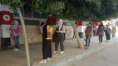 علامات إرشادية تباعدية وشوادر للطلاب.. أبرز مشاهد امتحانات الثانوية بمطروح