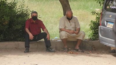 القلق يسيطر على أولياء أمور طلاب الثانوية الأزهرية أمام اللجان | صور