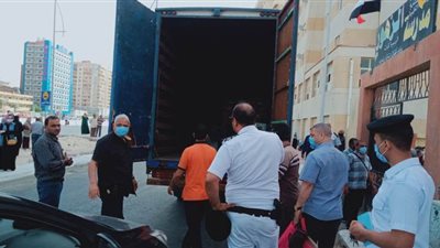 لحظة وصول صناديق أسئلة امتحانات الثانوية بمدرسة الزهور في الإسكندرية