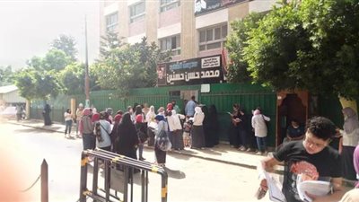 بالمخالفة للإجراءات.. تجمع أولياء الأمور بالإسماعيلية أمام اللجان | صور