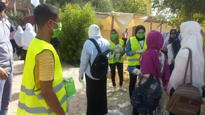 متطوعون بالوادى الجديد يوزعون كمامات أمام لجان امتحانات الثانوية | صور