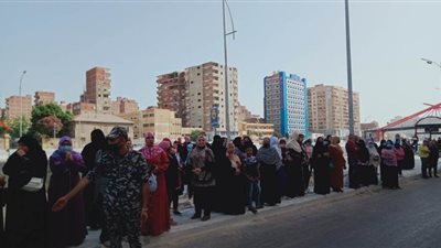 تجمع أولياء الأمور أمام المدارس بالإسكندرية | صور