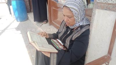 أولياء أمور ينتظرون أبناءهم أمام اللجان بمطروح بالمصاحف