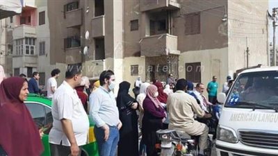 رغم قرار منع التجمعات.. أولياء الأمور يتجمعون أمام لجان الثانوية بالمنوفية