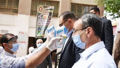 محافظ الشرقية يخضع للكاشف الحرارى أثناء تفقده لجان الثانوية العامة | صور