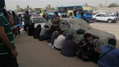 بالدعاء والقرآن.. أولياء أمور طلاب الثانوية يفترشون الأرض أمام لجان المطرية