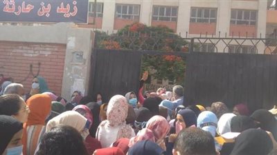 تعليم الإسكندرية: انتظام لجان الثانوية وزحام بمدرسة زيد بن حارثة | صور