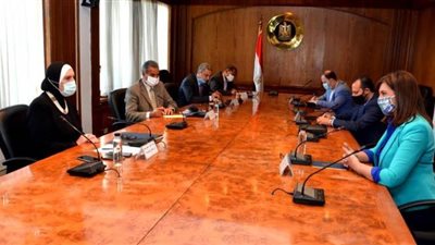 وزيرة الصناعة: إتاحة فرص عمل للـ٢٣ مصريًا العائدين من ليبيا