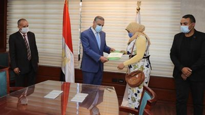 محافظ سوهاج يسلم 5 عرائس شيكات بقيمة 10 آلاف جنيه لكل عروس