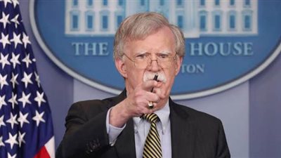 لماذا يفرض البيت الأبيض على كتاب مستشار ترامب حق