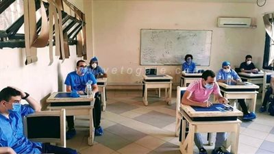امتحانات الثانوية في مدارس المتفوقين.. التزام وانضباط ومسافات متباعدة | صور