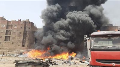 السيطرة على حريق مخلفات بارض فضاء بسبب الحر في شبرا الخيمة | صور