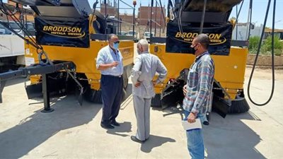 محافظ أسيوط يوجه بمتابعة الصيانة الدورية لسيارات معدات الرصف والنظافة