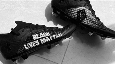 نجم ليفربول يخوض الديربي بحذاء 