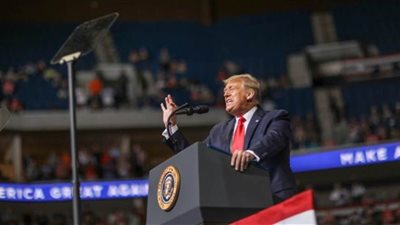 ترامب يتهم الإعلام بتخويف المواطنين من حضور أول تجمع انتخابي