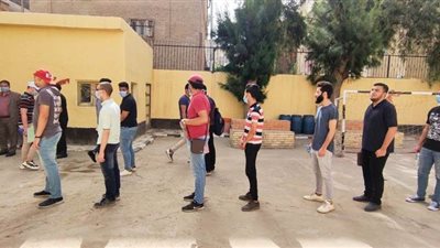 بعد انتهاء امتحان العربي.. تسليم بوكليت الدين والاقتصاد والإحصاء لطلاب الثانوية