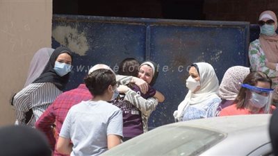 أحضان ورقص واحتفالات بين طلاب الثانوية العامة بسبب سهولة امتحان اللغة العربية | صور