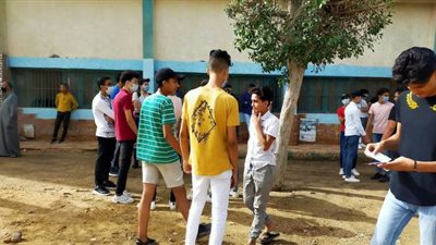 فرحة بين طلاب ثانوية الشرقية لسهولة امتحان اللغة العربية | صور