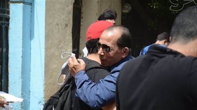 بعد امتحان اللغة العربية.. ولي أمر يستقبل ابنه بالأحضان في المعادي | صور