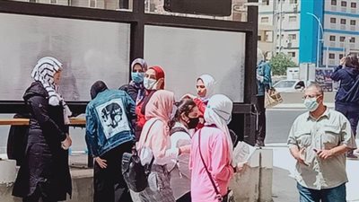 رغم التحذيرات من كورونا.. طلاب الإسكندرية يحتفلون بسهولة امتحان العربي بالأحضان والقبلات