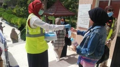 جهود الأهالي لتيسير أداء امتحانات الثانوية العامة.. توزيع الكمامات في الوادي الجديد.. ووسائل نقل مجانية بالقليوبية