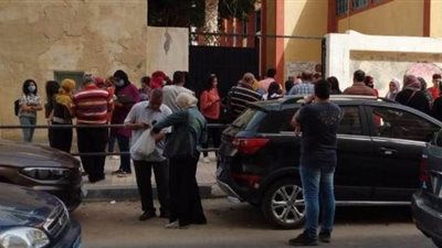 مشادات أمام لجان الثانوية بوسط الإسكندرية بسبب تأخر خروج الطالبات | صور