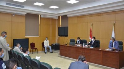 نائب محافظ بني سويف يجتمع بالعائدين من ليبيا لإتاحة فرص عمل مناسبة لهم