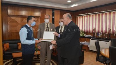 مطار القاهرة يكرم عامل نظافة عثر على مبلغ مالي تقديرا لأمانته