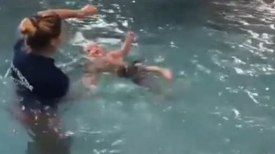 سيدة تثير الجدل بسبب طريقتها في تعليم رضيع السباحة | فيديو