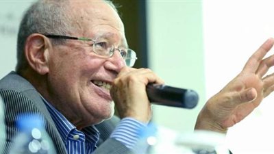 بعد فوزه بجائزة النيل.. أحمد مرسي يوجه رسالة مؤثرة لطلابه