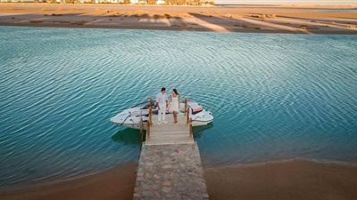 صورة رومانسية.. ياسمين صبري رفقة أحمد أبو هشيمة على البحر