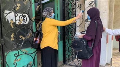 بالكمامات والتباعد.. طالبات الأزهر ينتظرن أمام لجان امتحان الفقه| صور