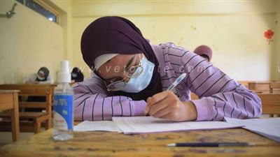 الكمامات وأدوات التعقيم.. تتصدر مشهد امتحان الفقه لطلاب الثانوية الأزهرية | صور