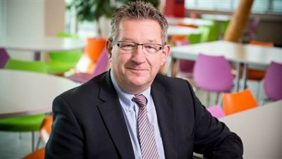 طعن عمدة بروج البلجيكية في الرقبة