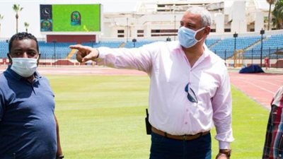 تطهير استاد الإسكندرية استعدادا لعودة النشاط الرياضي | صور