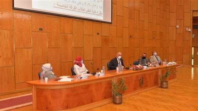 رئيس جامعة أسيوط يسلم رئاسة مجلس كلية الطب لعميدها الجديد