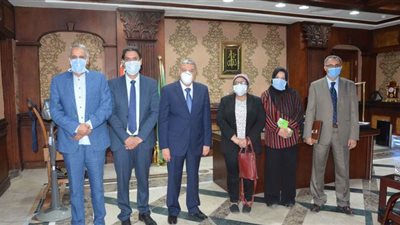 محافظ المنيا يبحث مع وفد 