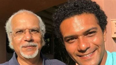 آسر ياسين يحتفل بعيد الأب بصورة تجمعه بوالده