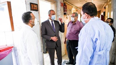 سكرتير عام محافظة قنا يتابع توافر الأدوية والمستلزمات الوقائية بمستشفى الصدر | صور