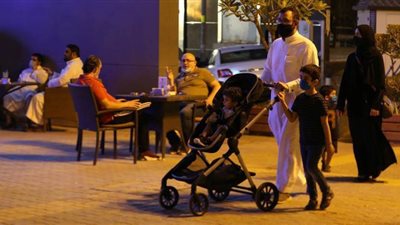 بعد رفع حظر التجول.. عودة الحياة إلى طبيعتها في السعودية | صور