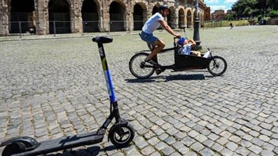 إيطاليا تلجأ لدراجات السكوتر بعد تخفيف قيود كورونا | صور