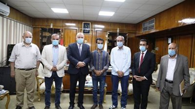 محافظ قنا يُكرم صاحب مبادرة 