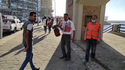 فض تجمعات المواطنين والباعة الجائلين بكورنيش البحر في الإسكندرية